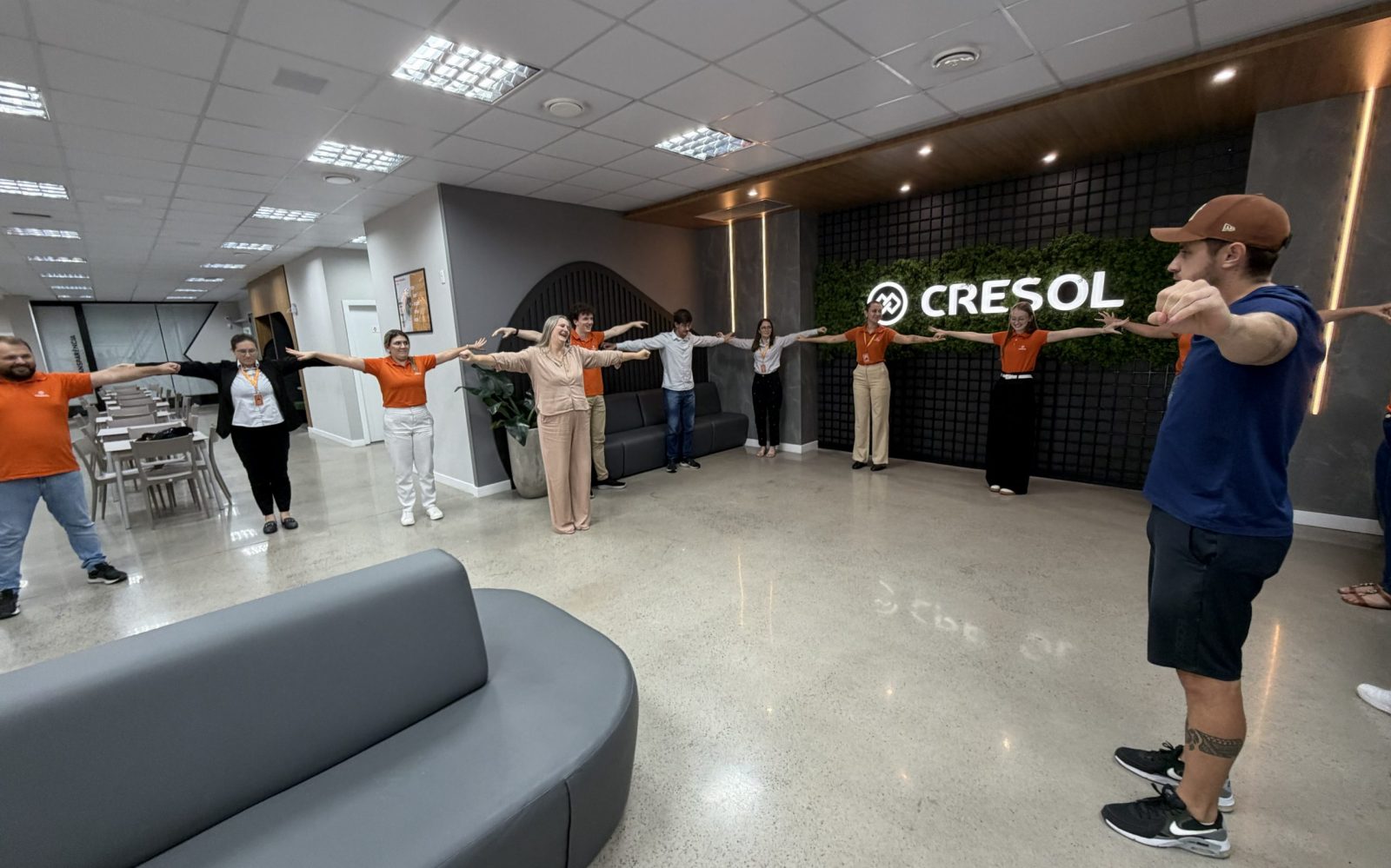 colaboradores da Cresol Transformação investem em ginástica laboral