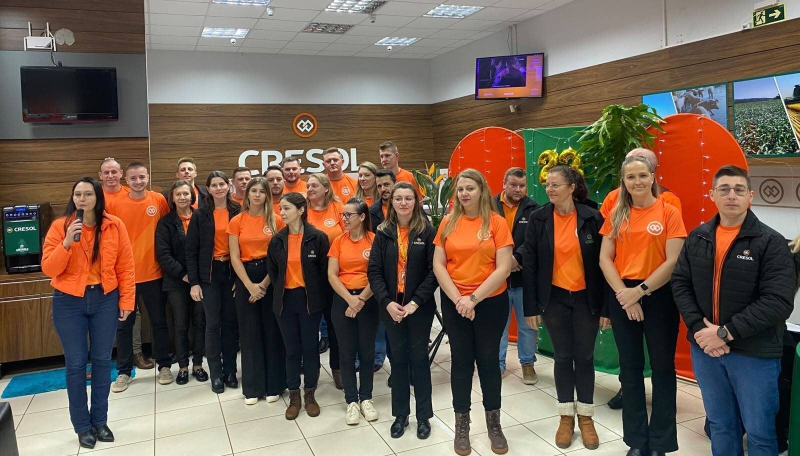 Equipe da cresol essência comemora 23 anos de história