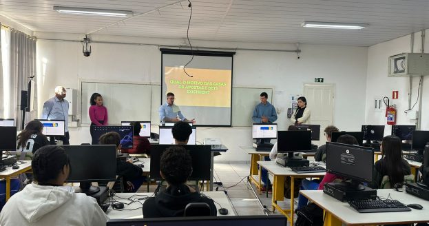 Ação em escolas com palestras sobre educação financeira