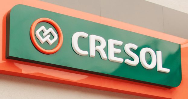 Logotipo da Cresol na fachada de uma agência