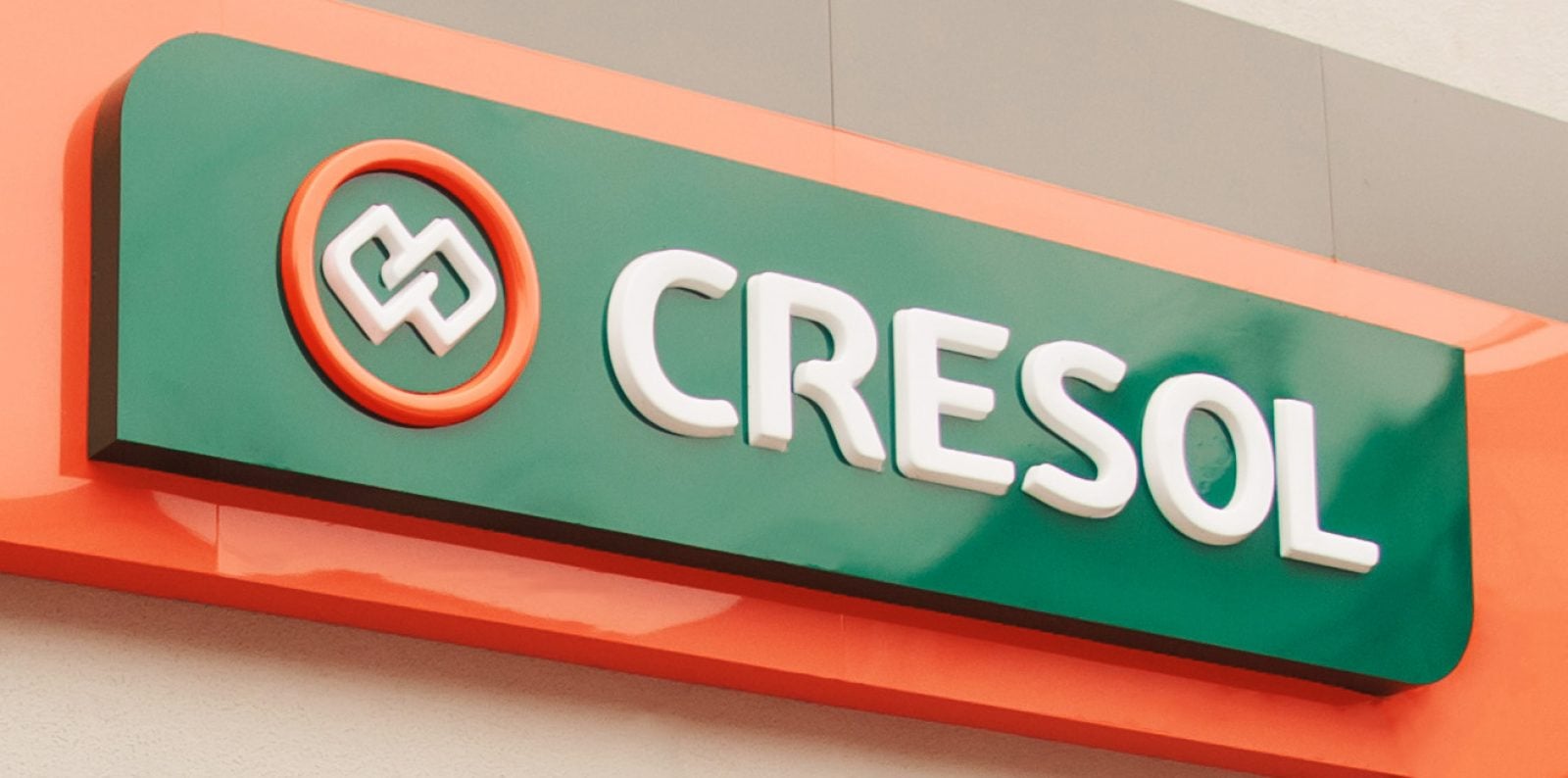Logotipo da Cresol na fachada de uma agência