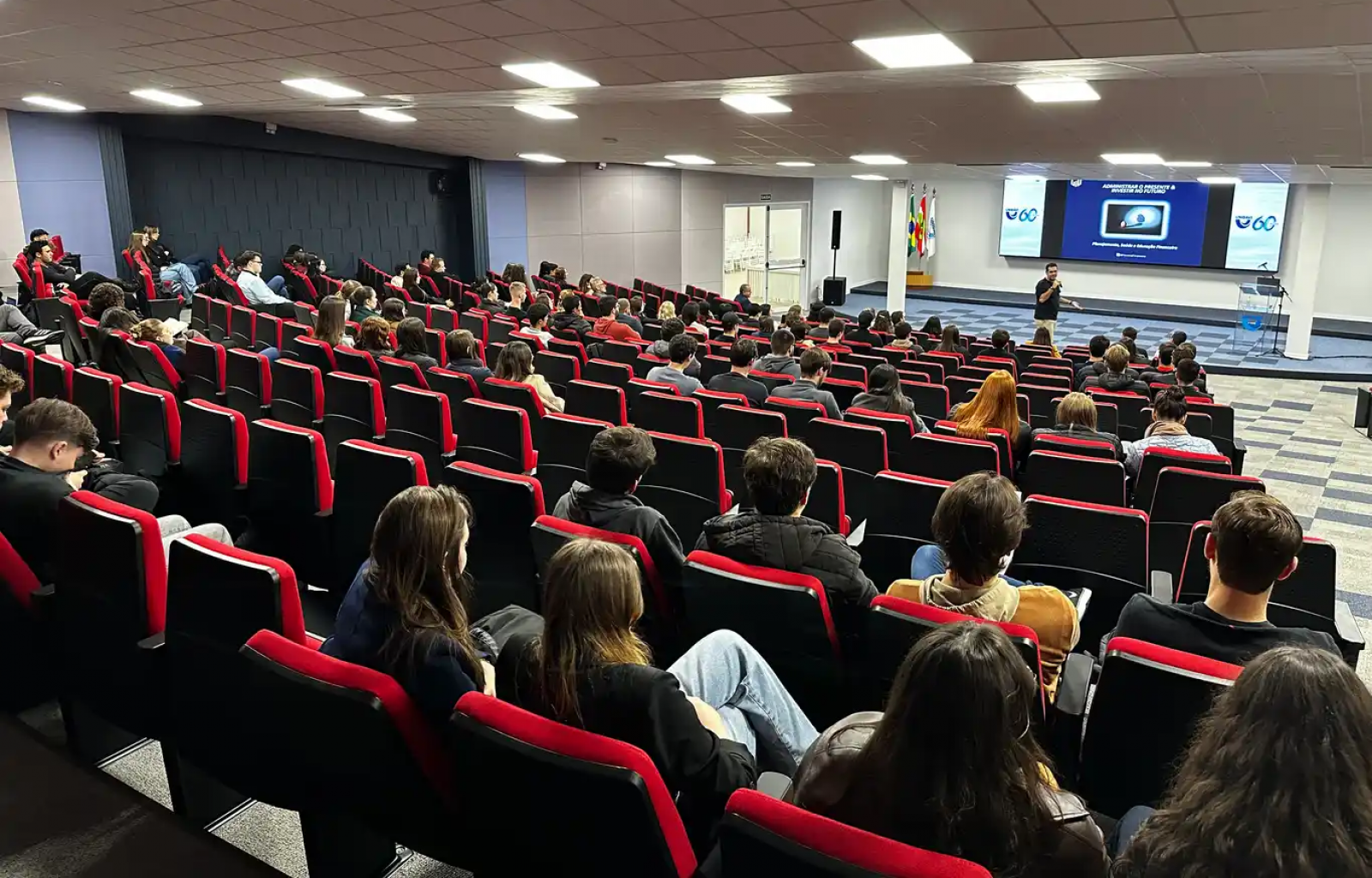 Palestra sobre educação financeira em Rio do Sul