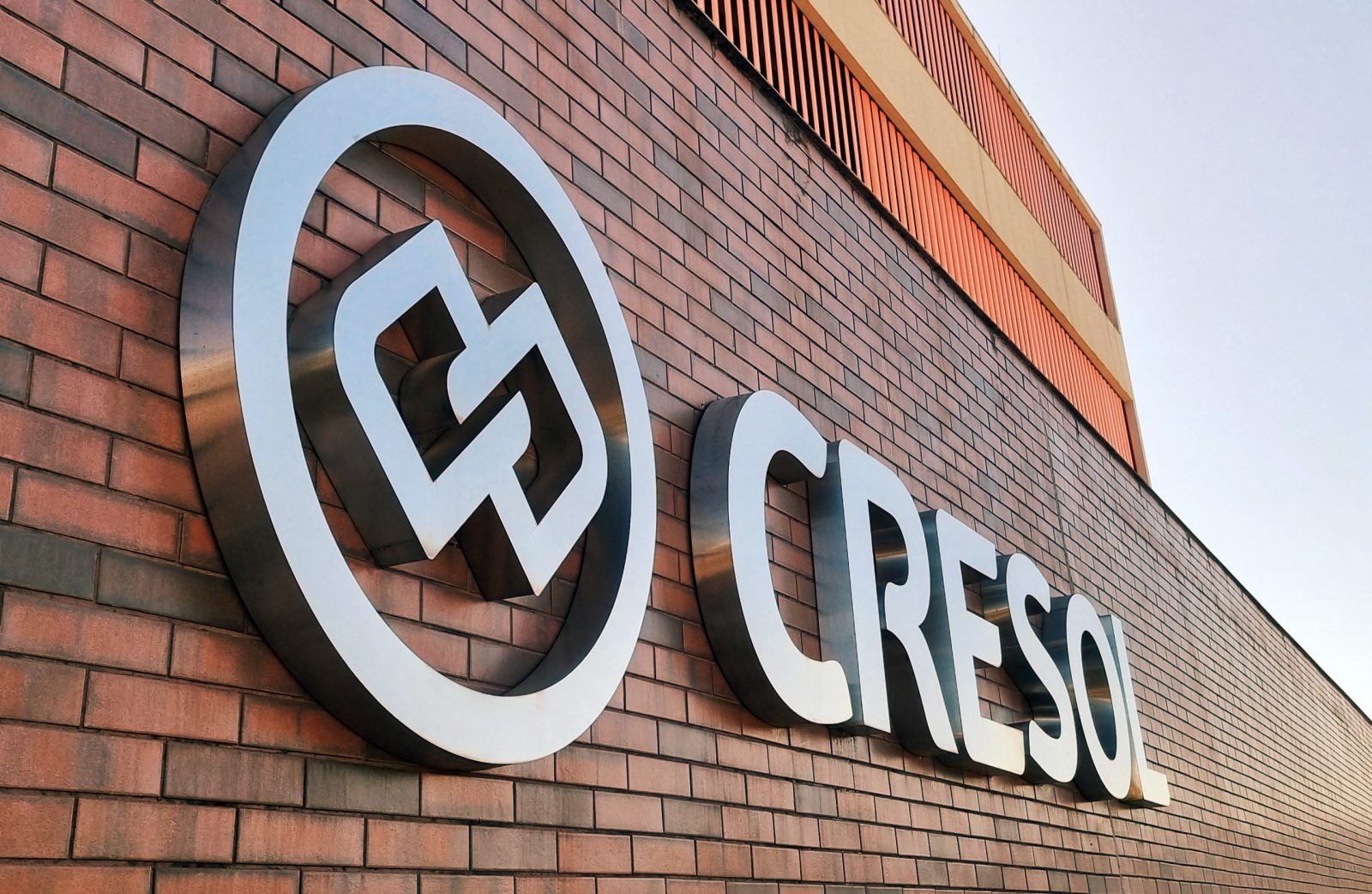 Logotipo da Cresol na fachada da agência
