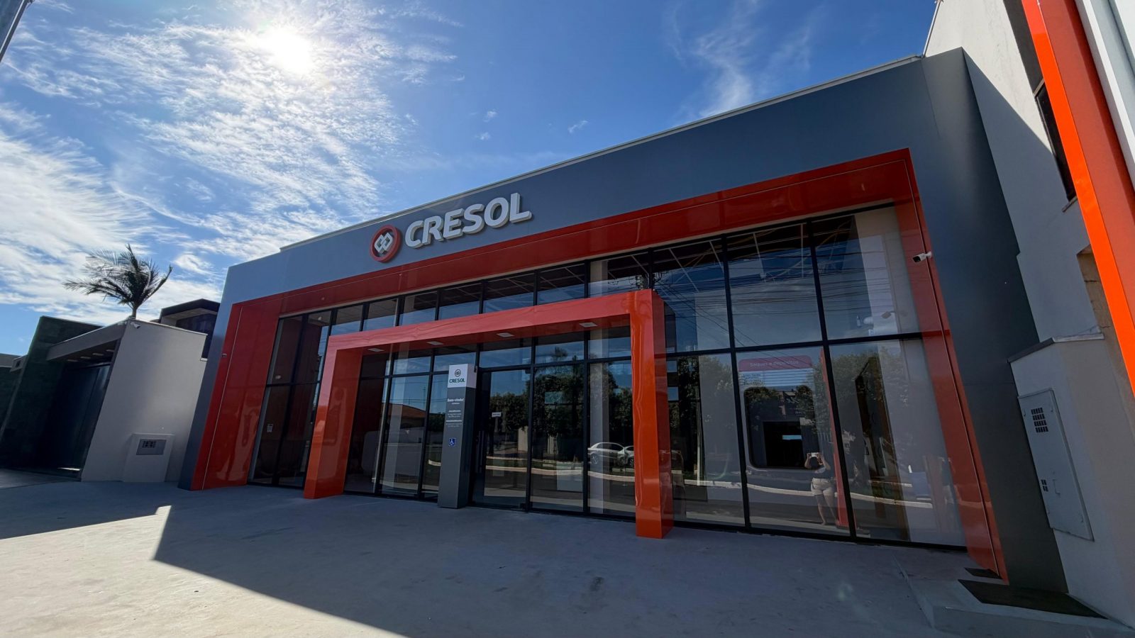 Fachada da nova agência da Cresol em Ivinhema Mato Grosso do Sul com estrutura moderna no centro da cidade