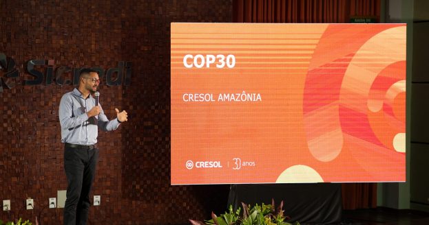 Diretor de Operações da Cresol Amazônia, Douglas Oliveira Barbosa, apresentando atuação da Cresol na COP30