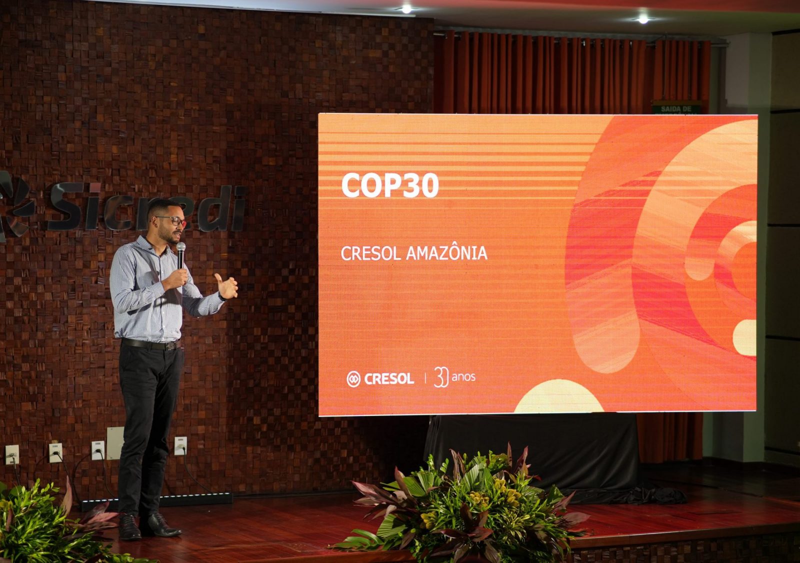 Diretor de Operações da Cresol Amazônia, Douglas Oliveira Barbosa, apresentando atuação da Cresol na COP30
