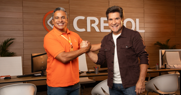 Foto de um colaborador junto com o cantor Daniel em uma agência Cresol para ilustrar a notícia sobre a campanha de Prêmios.