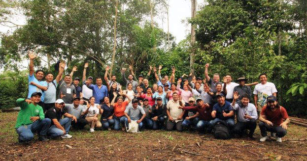 Participantes do Fórum Nacional de Boas Práticas na Profissionalização das Organizações de Pequenos Produtores, no Equador