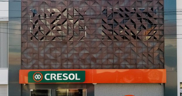 Agência da Cresol em Rio Bonito do Iguaçu. Estrutura sofreu alguns danos e equipe está trabalhando com suporte a partir de Laranjeiras do Sul
