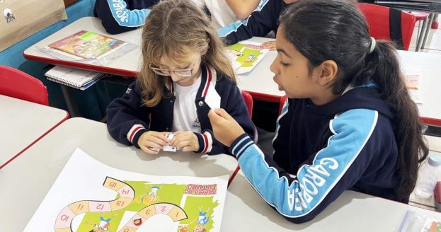 Crianças fazendo atividade de educação financeira