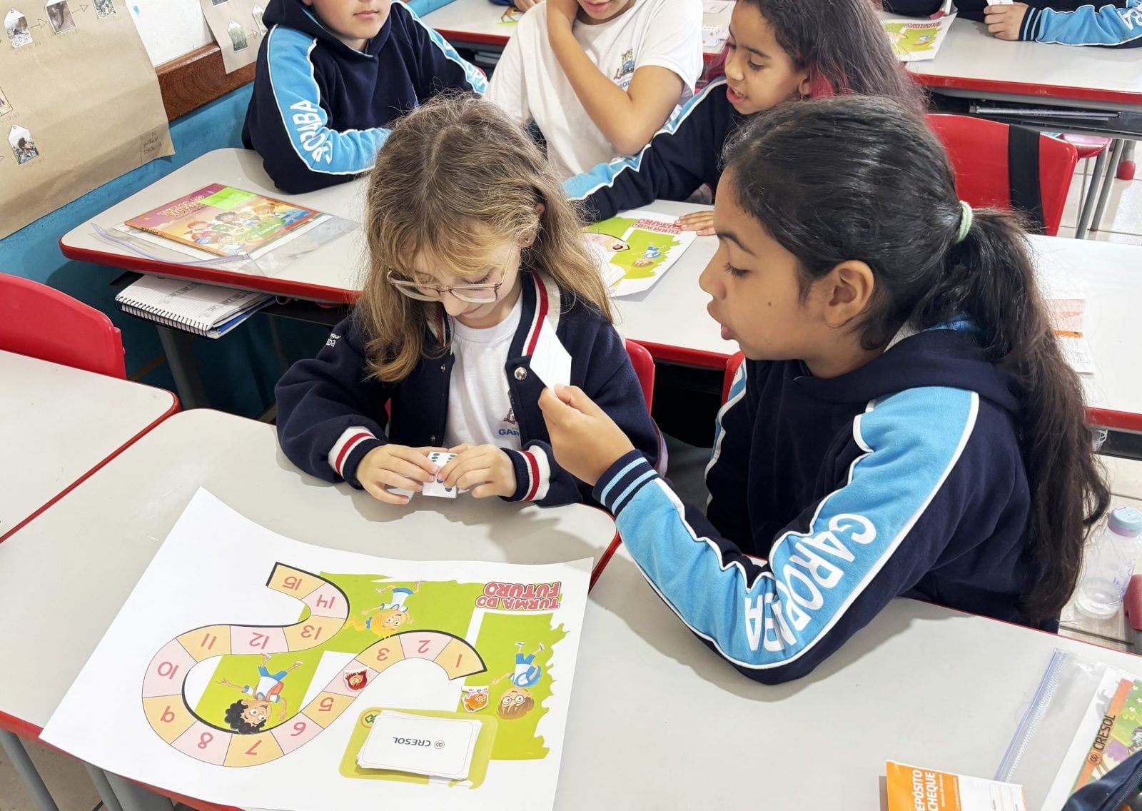 Crianças fazendo atividade de educação financeira
