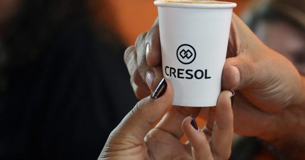 Copo de café com a marca Cresol
