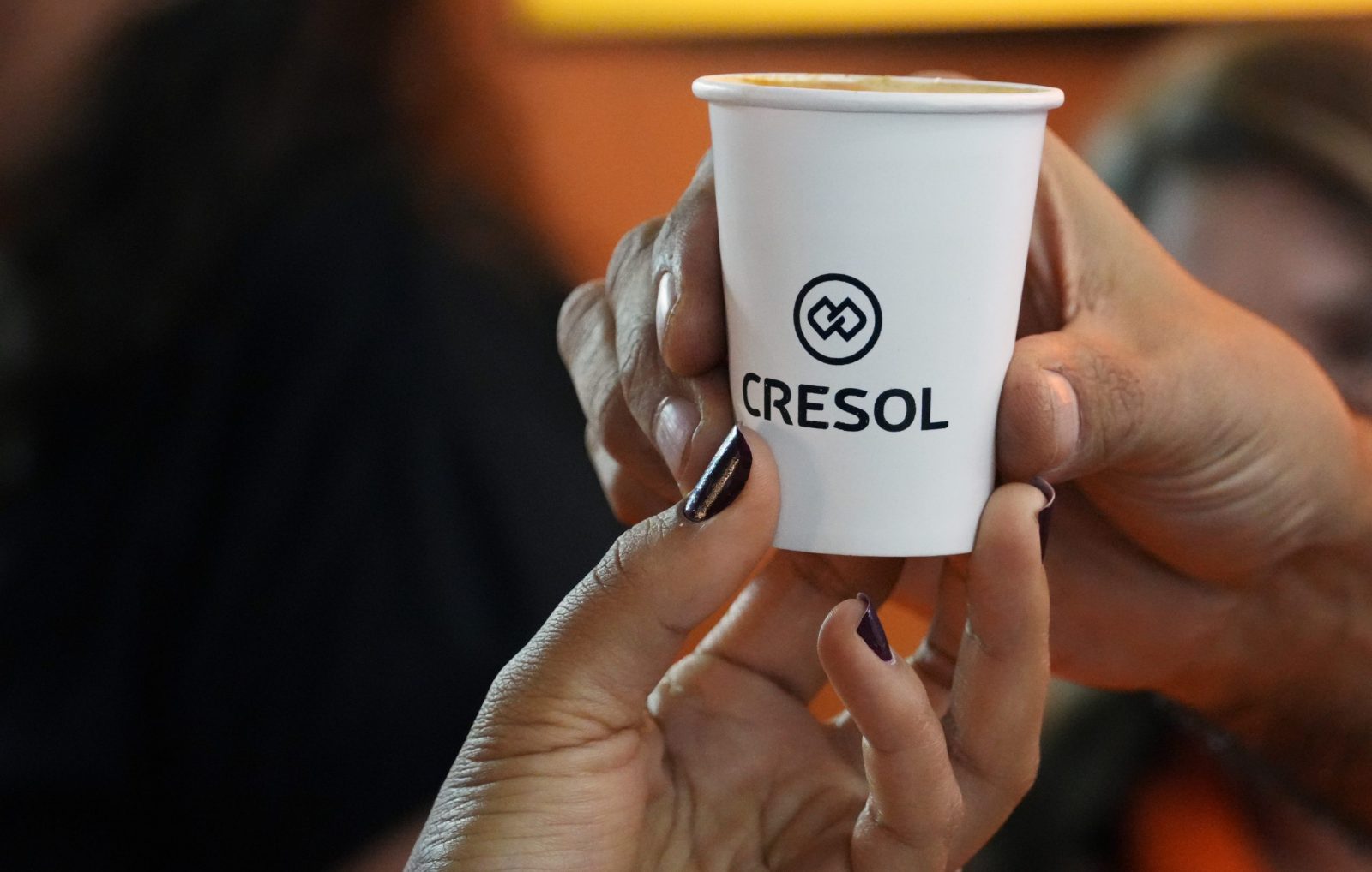 Copo de café com a marca Cresol