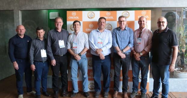 Braulio Zatti, presidente eleito da Cresol Central Brasil; Carlos Cupercini, presidente eleito da Central Cresol Sicoper; Adriano Michelon, vice-presidente da Cresol Confederação; Caio Araújo e Caio Britto de Azevedo (BNDES); Cledir Magri, presidente da Cresol Confederação; Antônio Ricardo Mesquita (BNDES); e Alzimiro Thomé, presidente da Central Cresol Baser