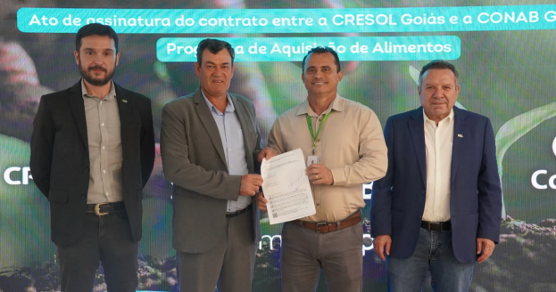 Representantes da Cresol e da Conab no ato de assinatura da parceria