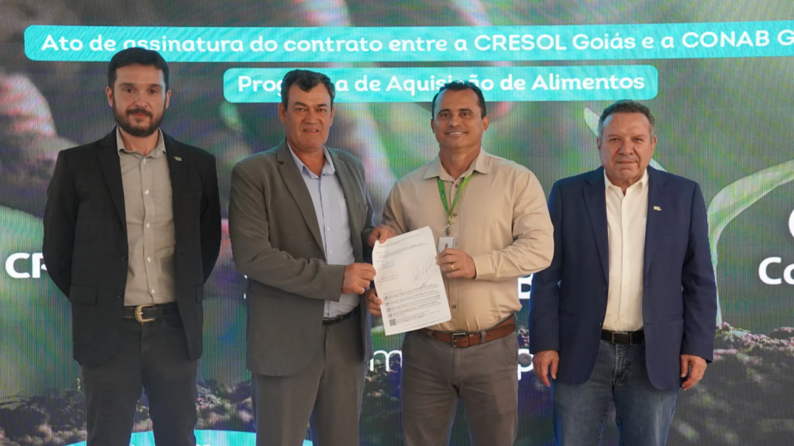 Representantes da Cresol e da Conab no ato de assinatura da parceria