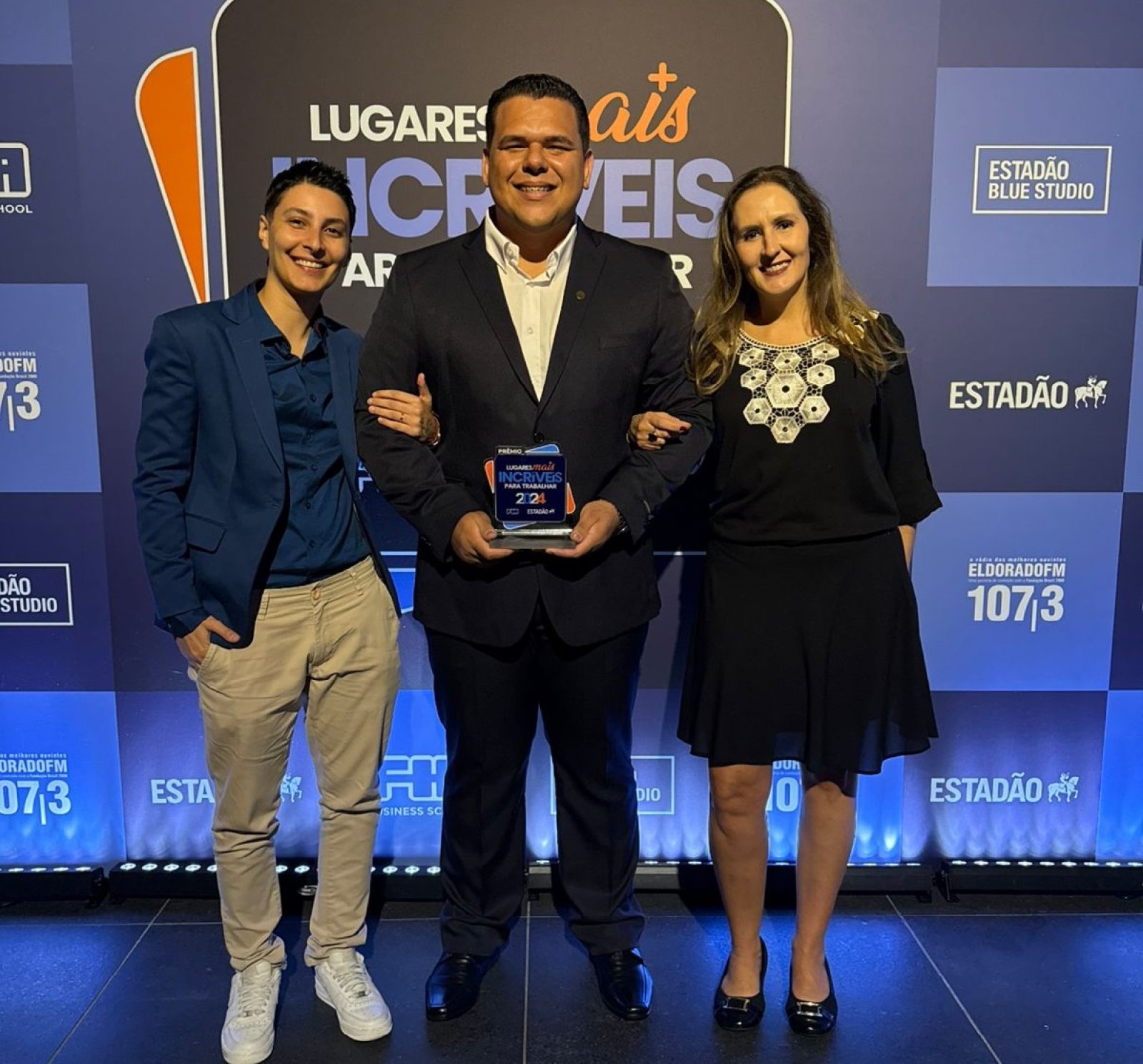 Equipe da Cresol recebendo premiação FIA