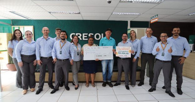 Equipe da Cresol Candói, juntamente com o cooperado Jonas e sua esposa