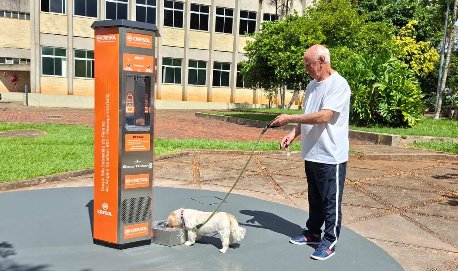 Bebedouro instalado pela Cresol também tem água para pets Bebedouro instalado pela Cresol também tem água para pets