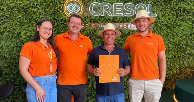 Gerente de Negócios Vanuza Vieira Alves, o presidente da Cresol Integração, Julcemar Mierzwisnki; cooperado José Gonçalves de Almeida; e o gerente de Agência Willian Beguini.