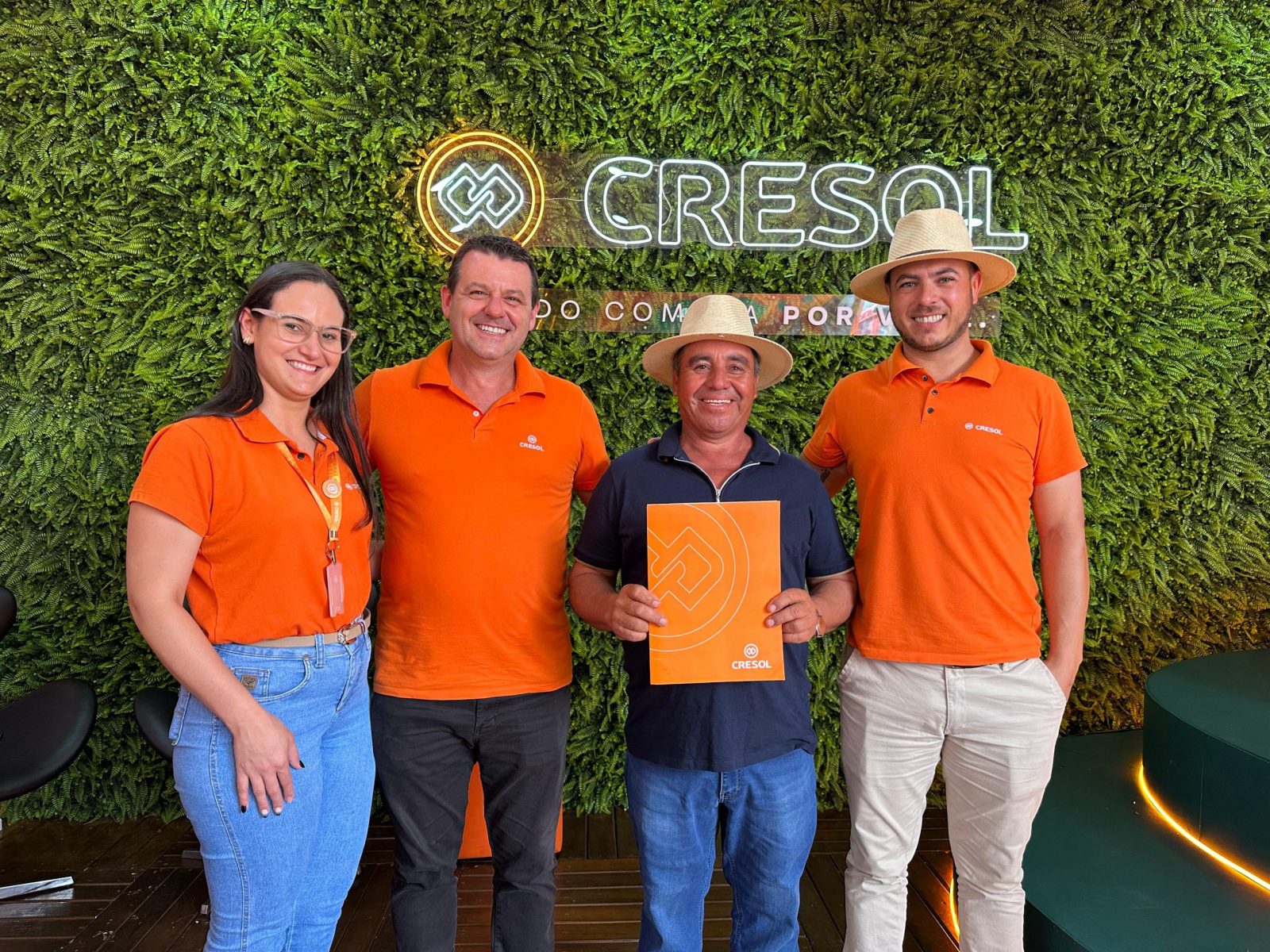Gerente de Negócios Vanuza Vieira Alves, o presidente da Cresol Integração, Julcemar Mierzwisnki; cooperado José Gonçalves de Almeida; e o gerente de Agência Willian Beguini.