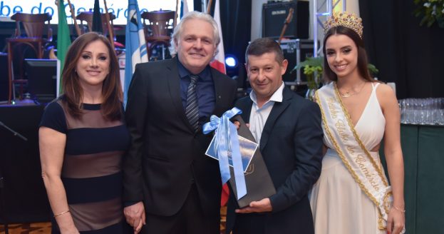 Presidente da Cresol recebeu agradecimento das maos do presidente do Clube do Comercio