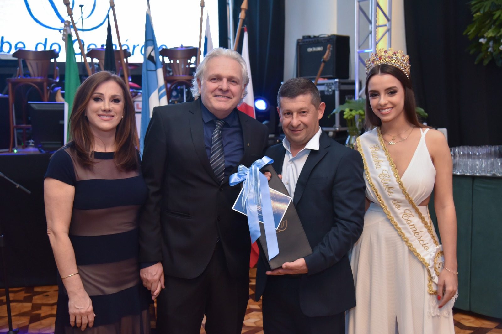 Presidente da Cresol recebeu agradecimento das maos do presidente do Clube do Comercio