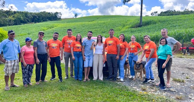 Colaboradores da Cresol Vale e a cooperada Rafaela Sadlowski durante a entrega da Fiat Strada Endurance 0 km