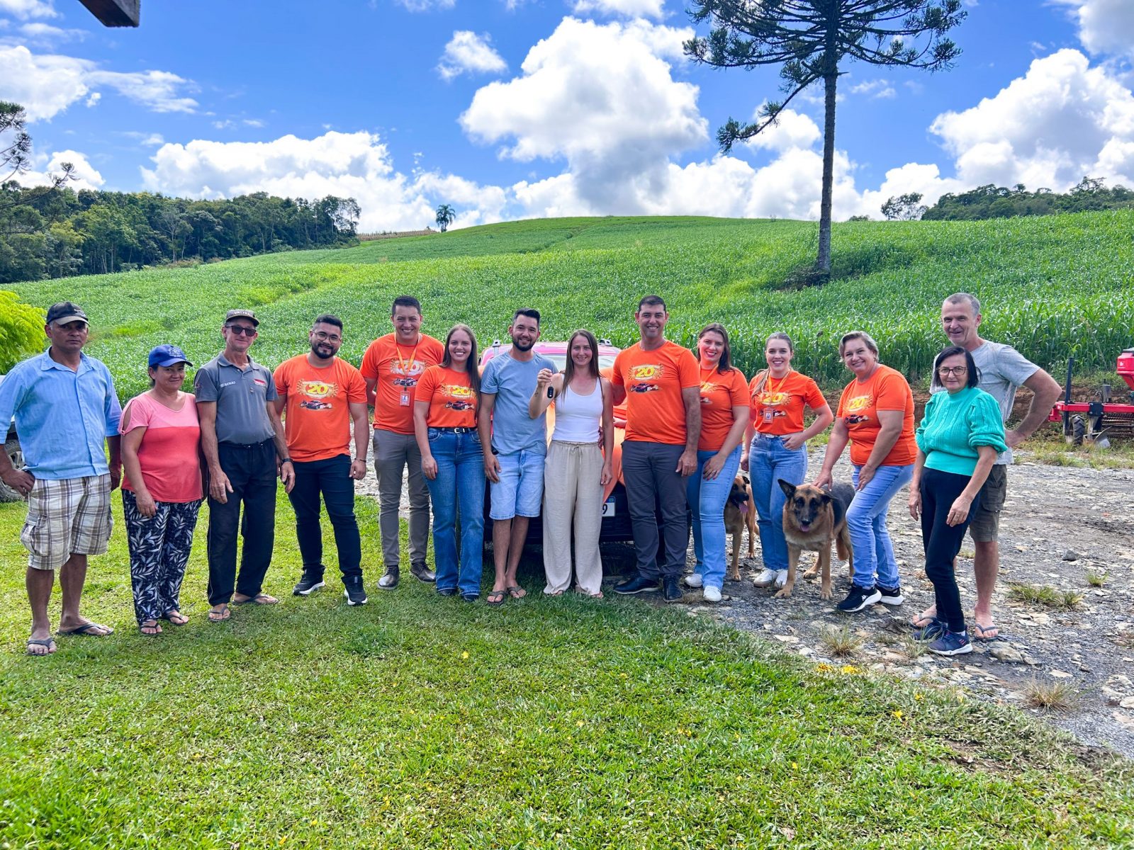 Colaboradores da Cresol Vale e a cooperada Rafaela Sadlowski durante a entrega da Fiat Strada Endurance 0 km