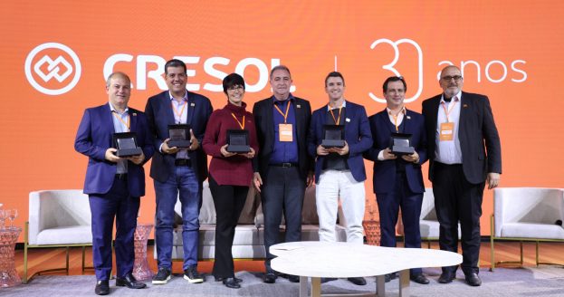 Equipe da Cresol celebrando 30 anos da cooperativa