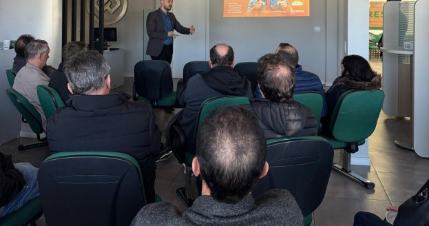 Palestra sobre investimento ajuda nas decisões de cooperados em Videira (SC)