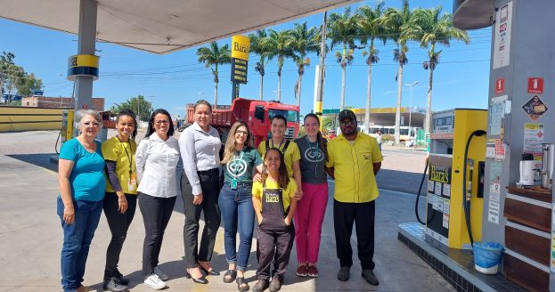 Foto com nove pessoas da Cresol e do Grupo Bara's, no posto de combustível.