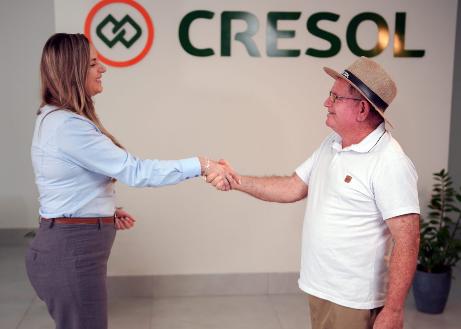 A gerente da agência da Cresol em Guimarânia (MG), Renata Viscardi, recebe o cooperado sócio-fundador Nilson José Xavier