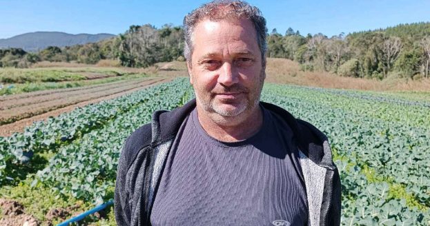 Cooperado da Cresol sorrindo no campo