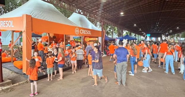 Cresol Origens na ExpoCelb em Coronel Barros com estande recebendo visitantes