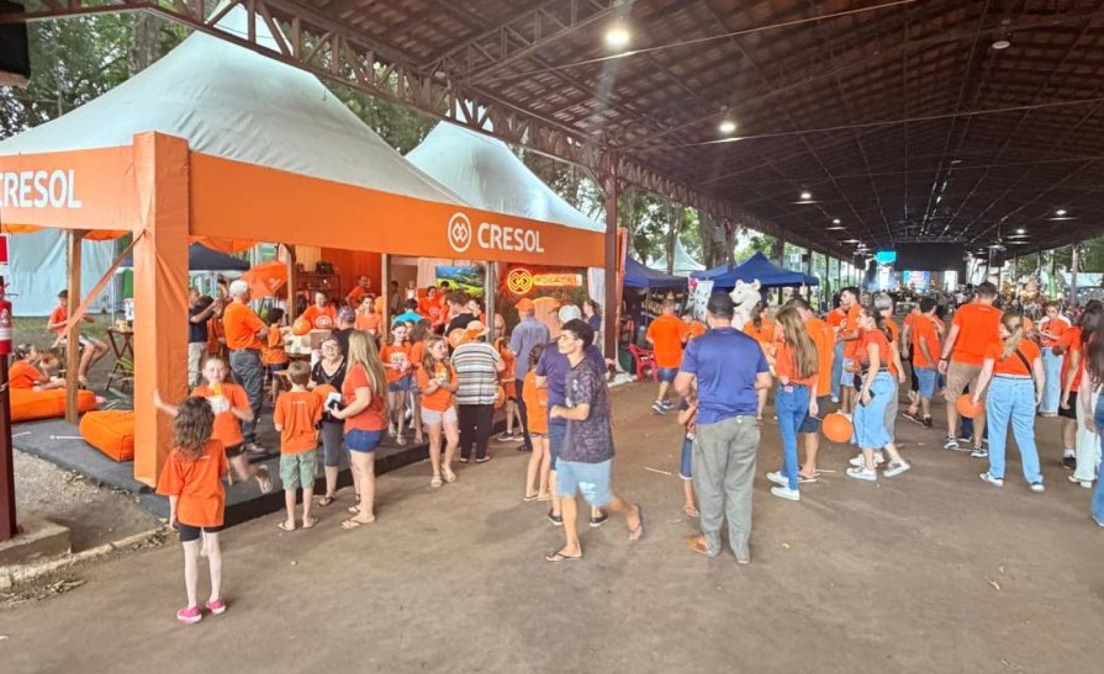 Cresol Origens na ExpoCelb em Coronel Barros com estande recebendo visitantes