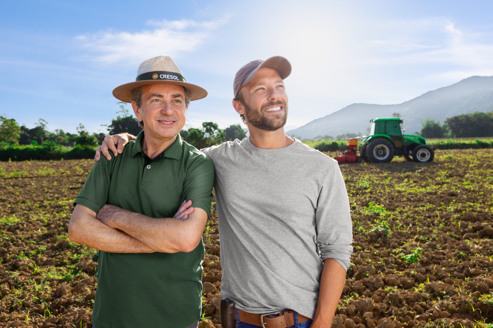 Produtores rurais sorrindo no campo