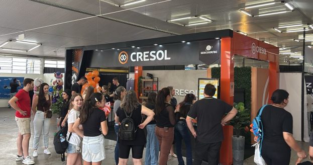 imagem do público no estante da Cresol Ativa para fechar negócios