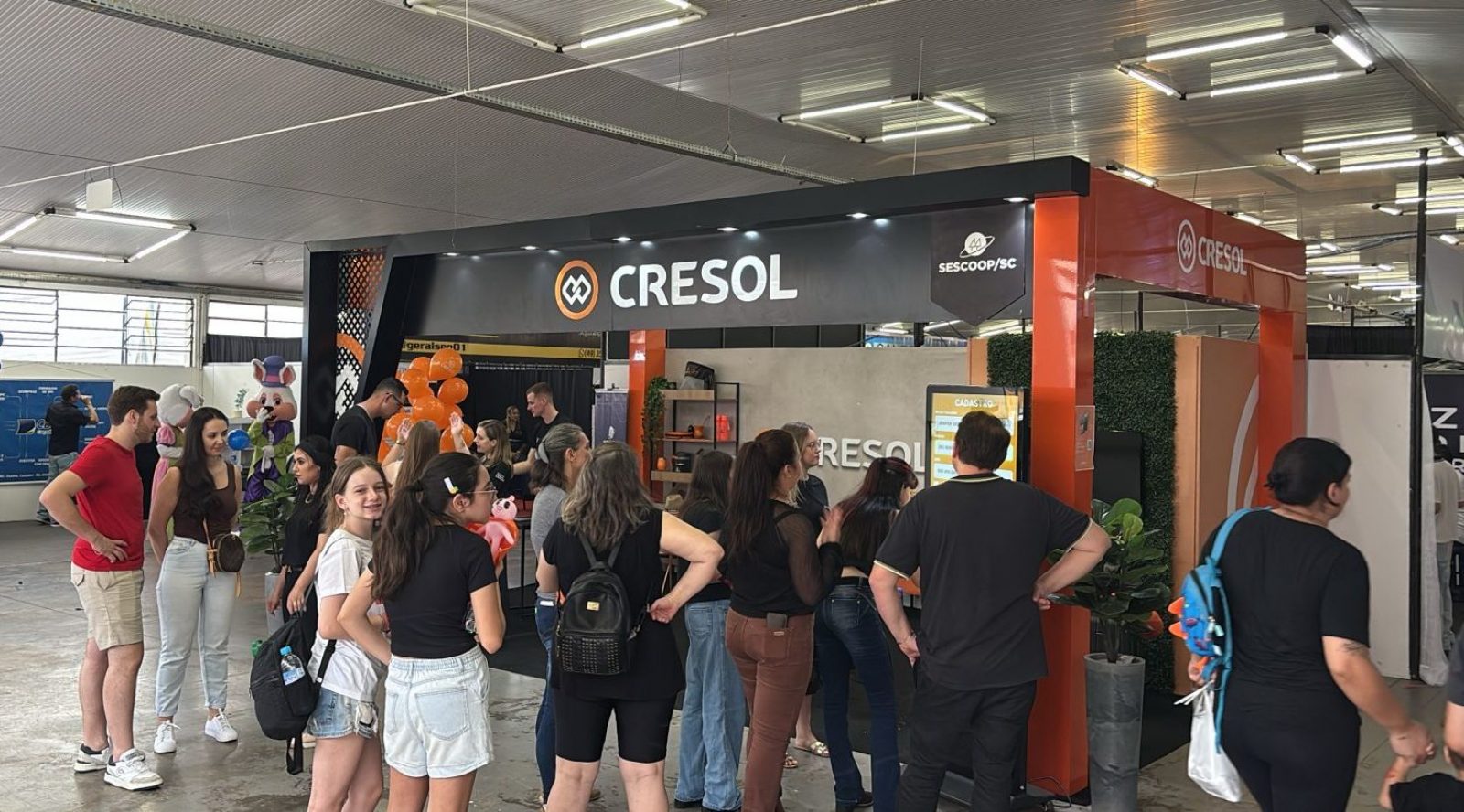 imagem do público no estante da Cresol Ativa para fechar negócios