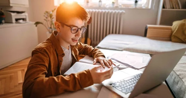 Jovem estudando educação financeira