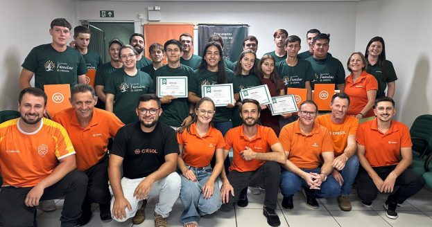 Jovens do meio rural recebendo certificados do programa de Sucessão Familiar da Cresol Raiz em Tenente Portela (RS)