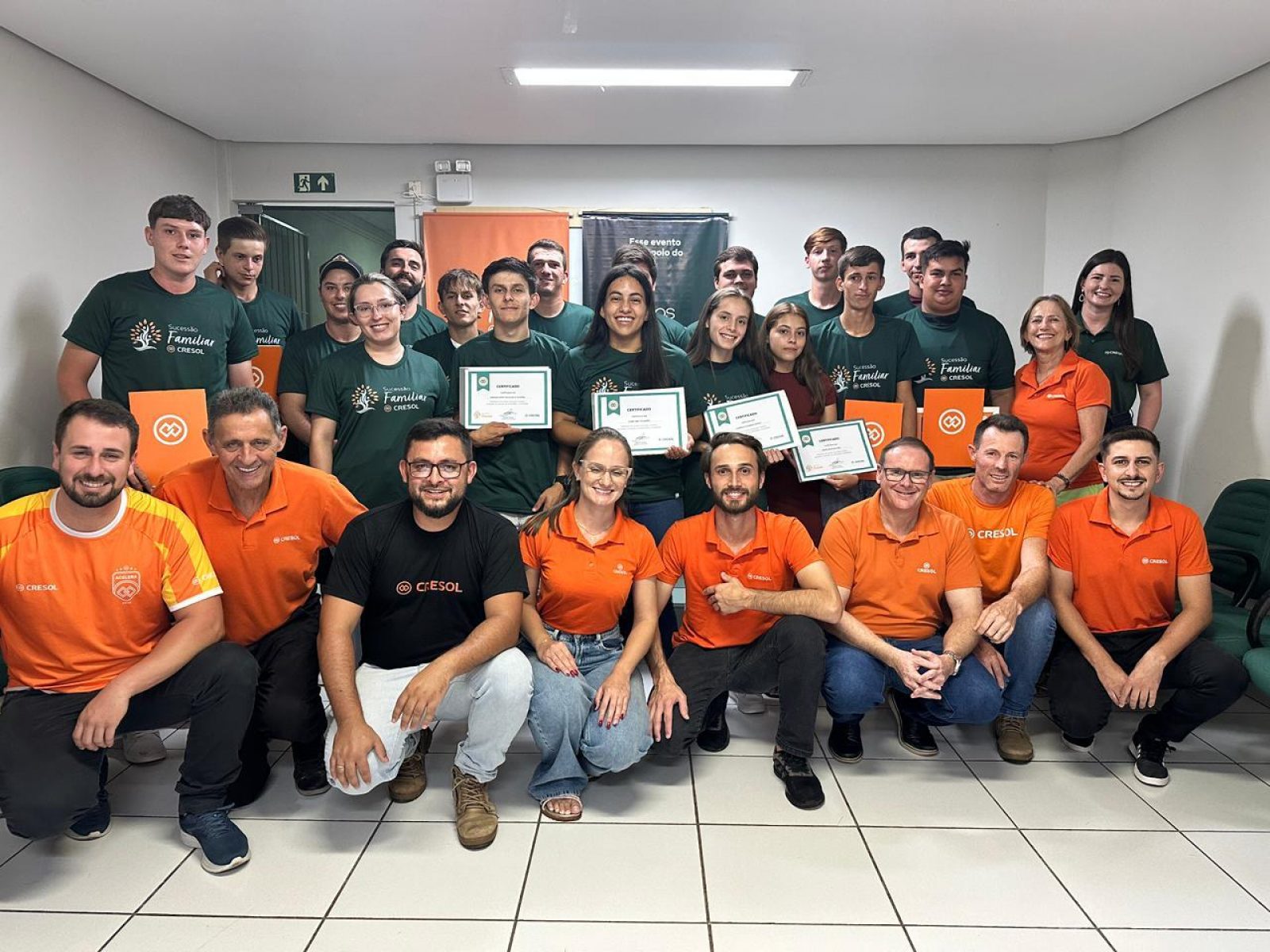 jovens-certificados-sucessao-familiar-cresol-raiz Jovens do meio rural recebendo certificados do programa de Sucessão Familiar da Cresol Raiz em Tenente Portela (RS)