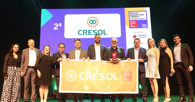 Equipe da Cresol recebendo GPTW